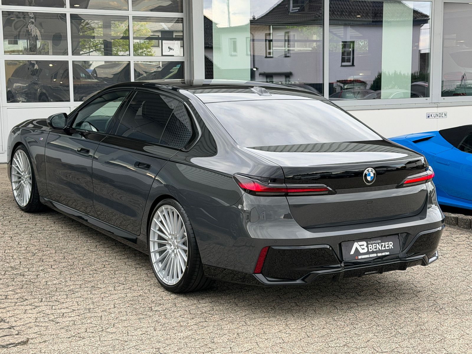 Fahrzeugabbildung BMW 740 d xDrive M Sport/CINEMA-TV/SKY LOUNGE/ICONIC