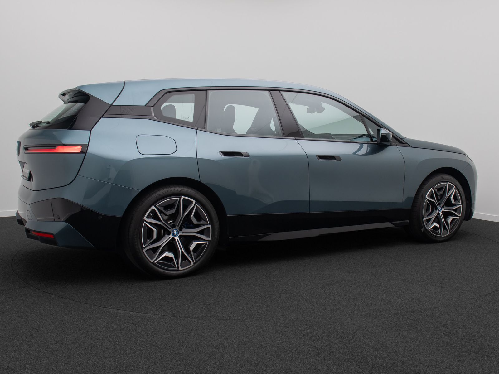 Fahrzeugabbildung BMW iX xD40 Sport AHK SkyLounge 360° DAB H/K 22Zoll