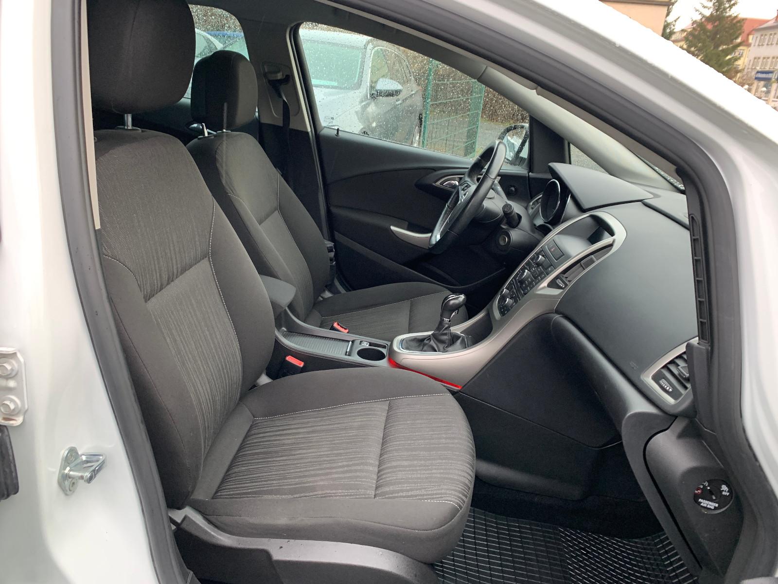 Opel Astra 2011 — photo 12