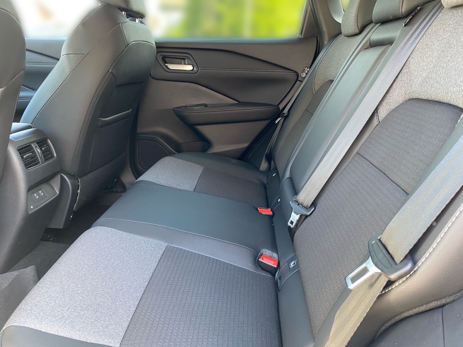 Fahrzeugabbildung Nissan QASHQAI 1.3 DIG-T MHEV 158 PS MT 4x2 N-Connecta