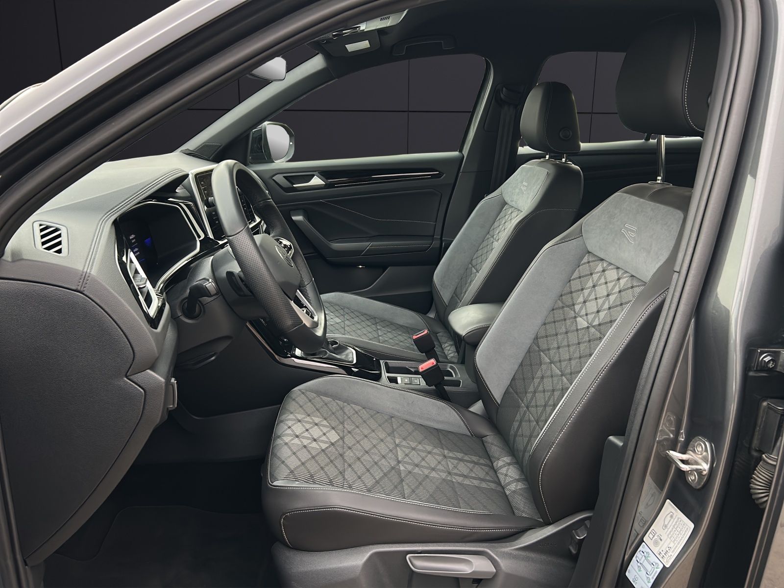 Fahrzeugabbildung Volkswagen T-Roc R-Line TSI DSG IQ.Light ACC STH SH LRHzg R