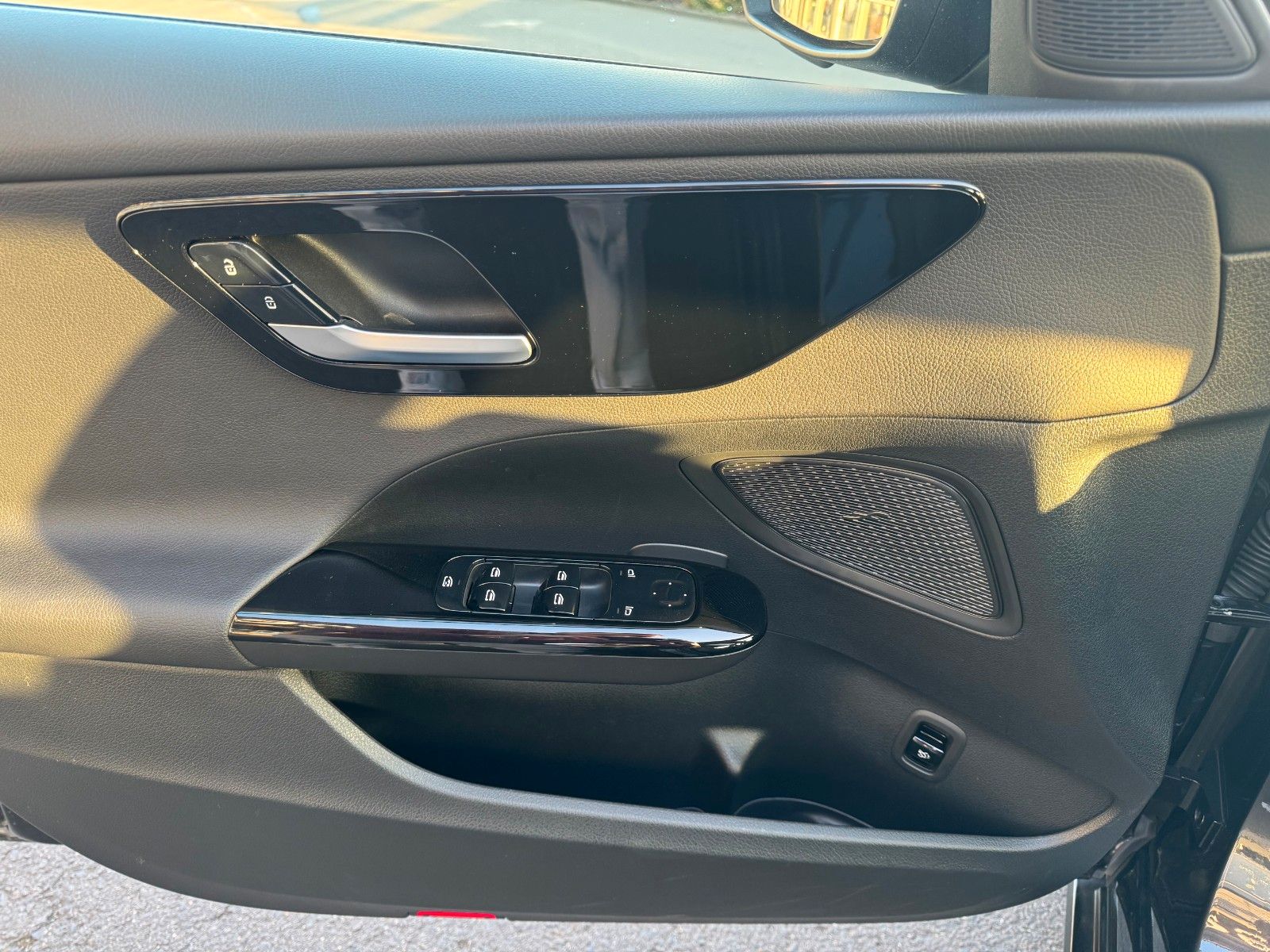 Fahrzeugabbildung Mercedes-Benz C 200 Limo+Leder+LED+Navi+DAB+ESD