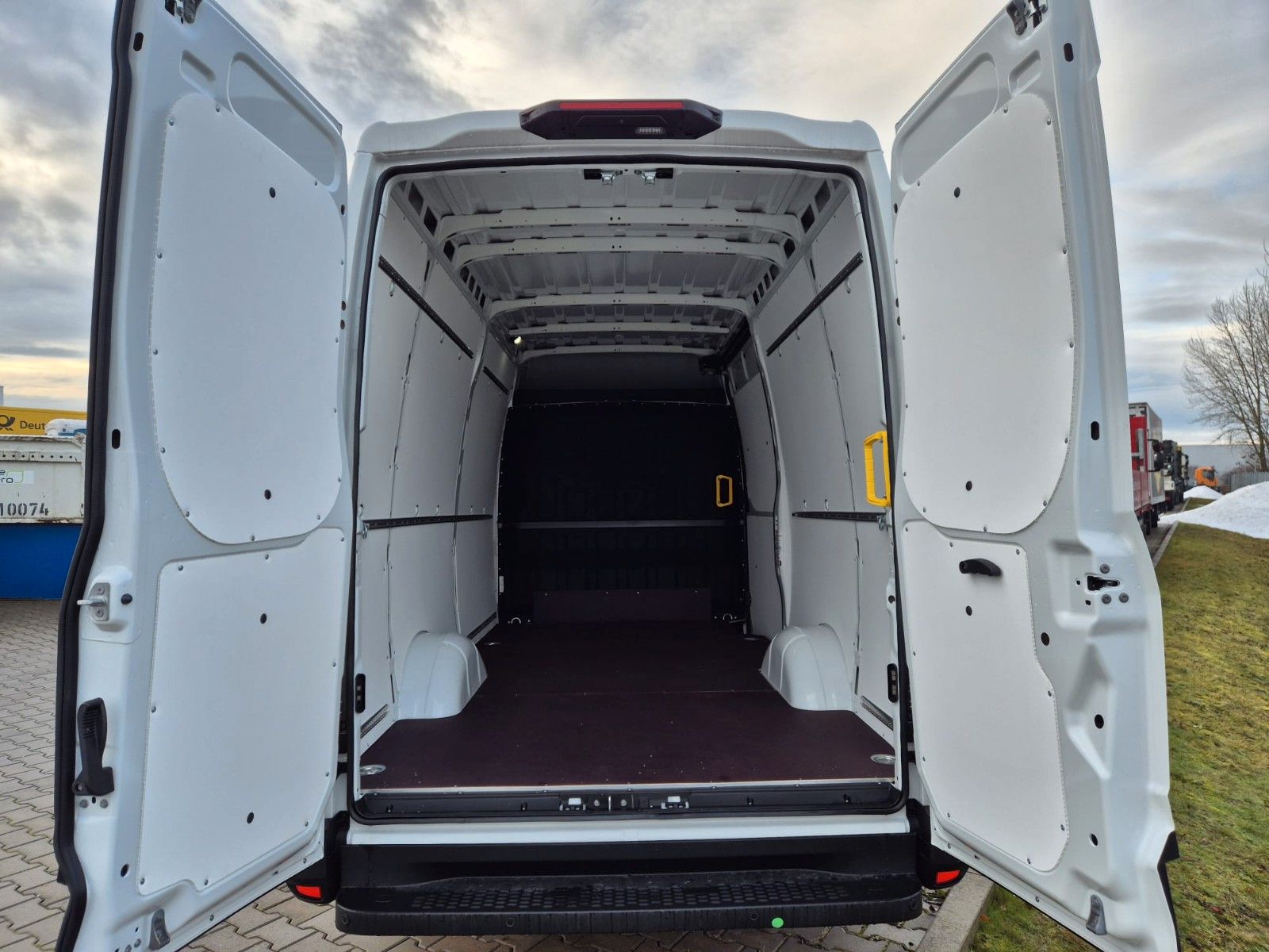 Fahrzeugabbildung Iveco Daily 35S14 Verkleidung/Airline&Holzfußboden