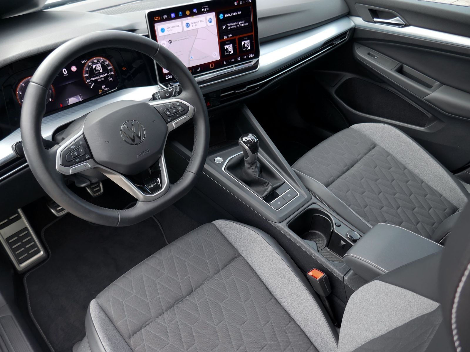 Fahrzeugabbildung Volkswagen Golf VIII GOAL 1.5 TSI | LED PDC ACC Navi App