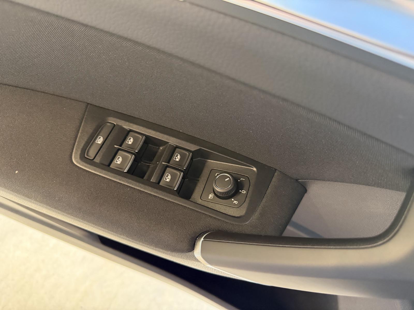 Volkswagen Touran 1,5TSI DSG Highline LED 7 Sitze NAVI AHK, миниатюра 8
