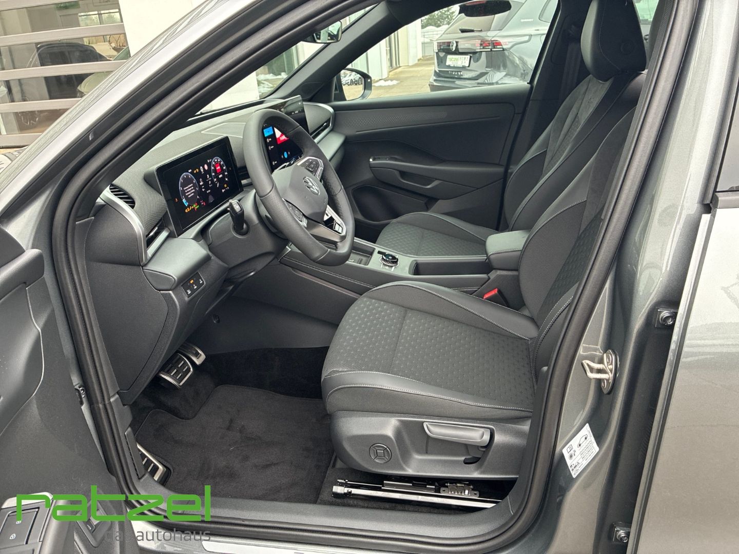 Fahrzeugabbildung Volkswagen T-Roc R-LINE 1.5 eTSI PANO+Allwetter+IQ.Light