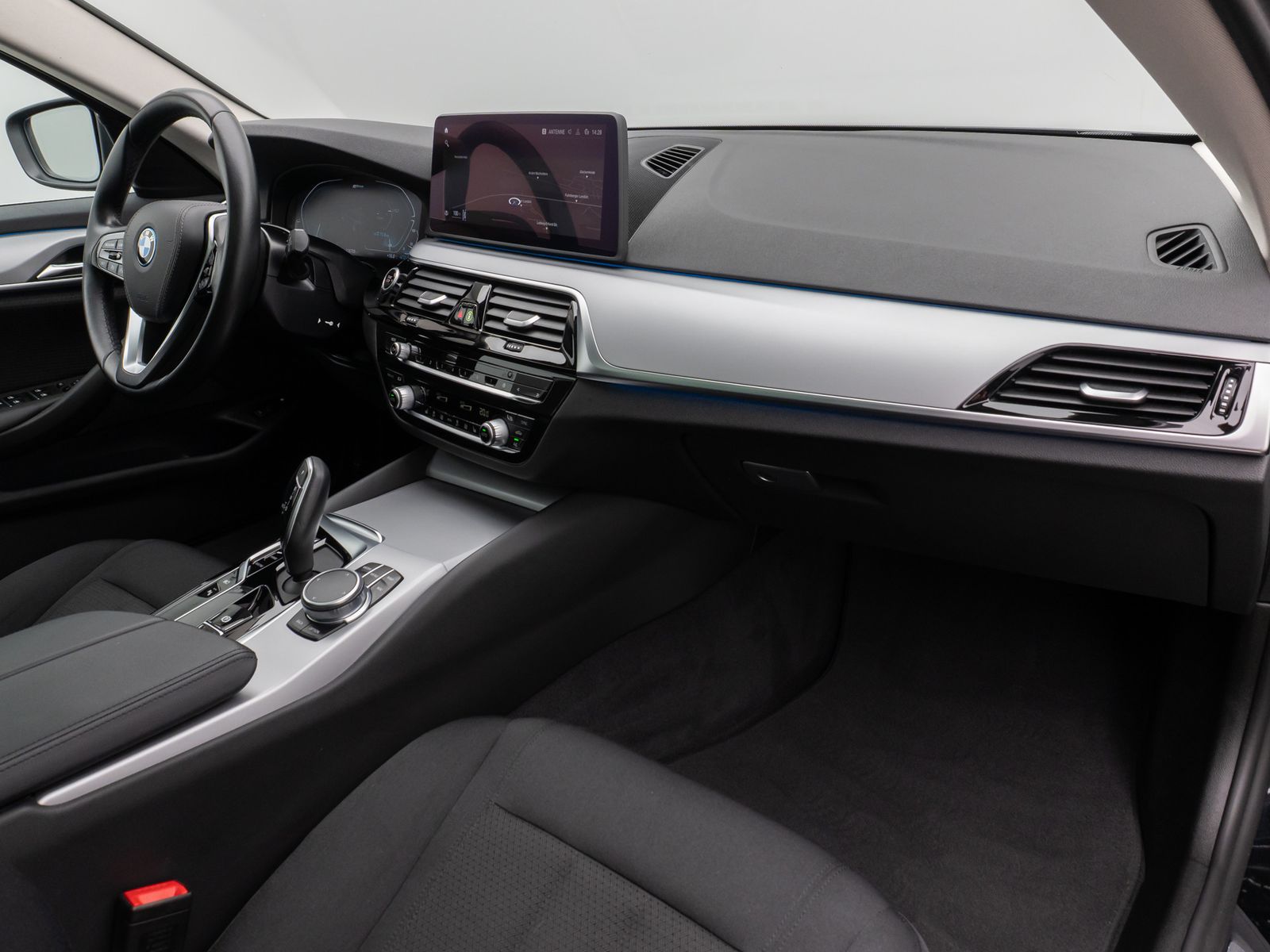 Fahrzeugabbildung BMW 530e xD Panorama Kamera CockPiPro DAB Alarm LED