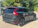 Volvo XC60 2.4 D5 AWD Aut. R Design Xenon AHK Navi - Volvo XC60: 4d Awd