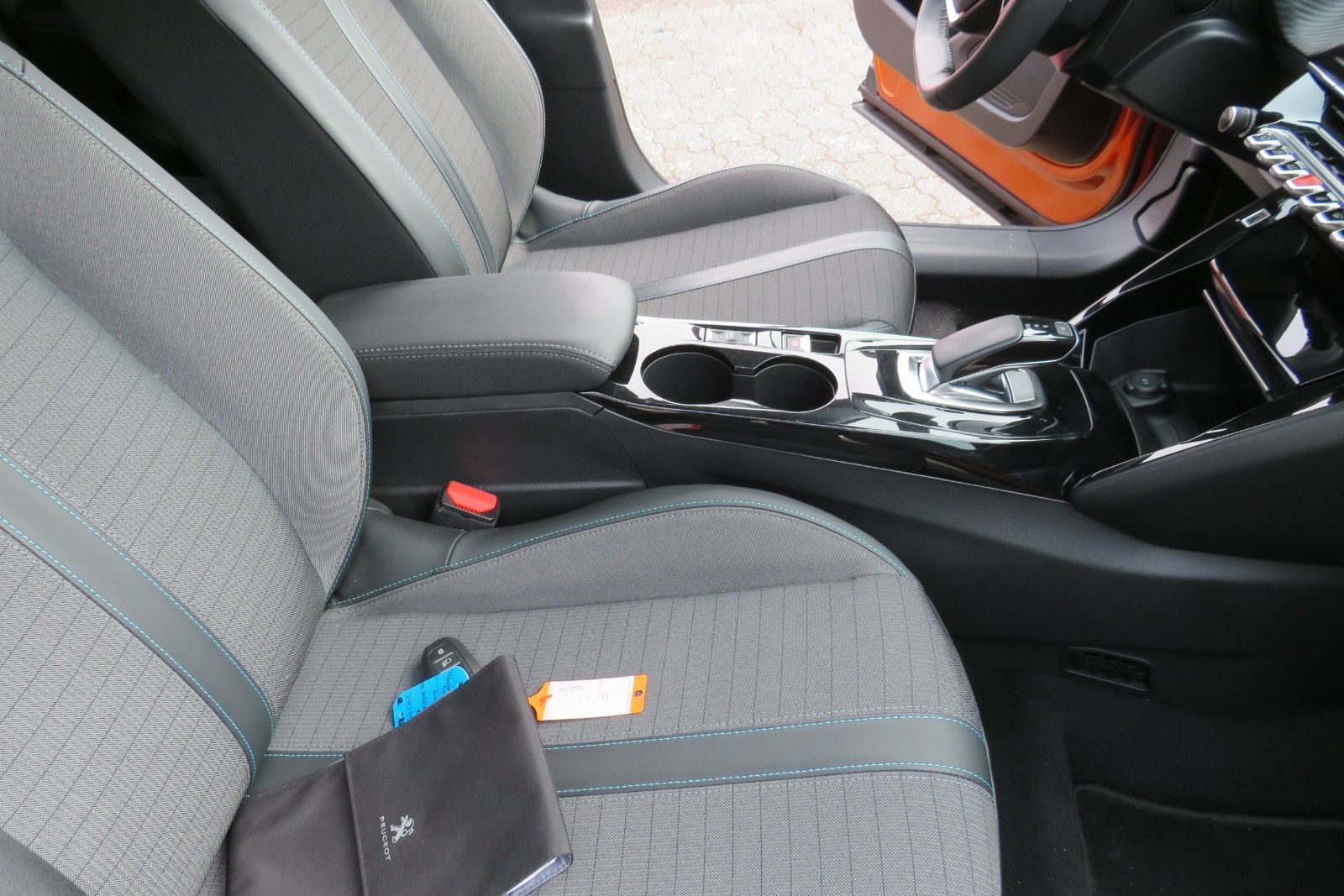 Fahrzeugabbildung Peugeot 2008-E ALLURE APP-CONNECT PDC GRA TELVOR 1.Hd