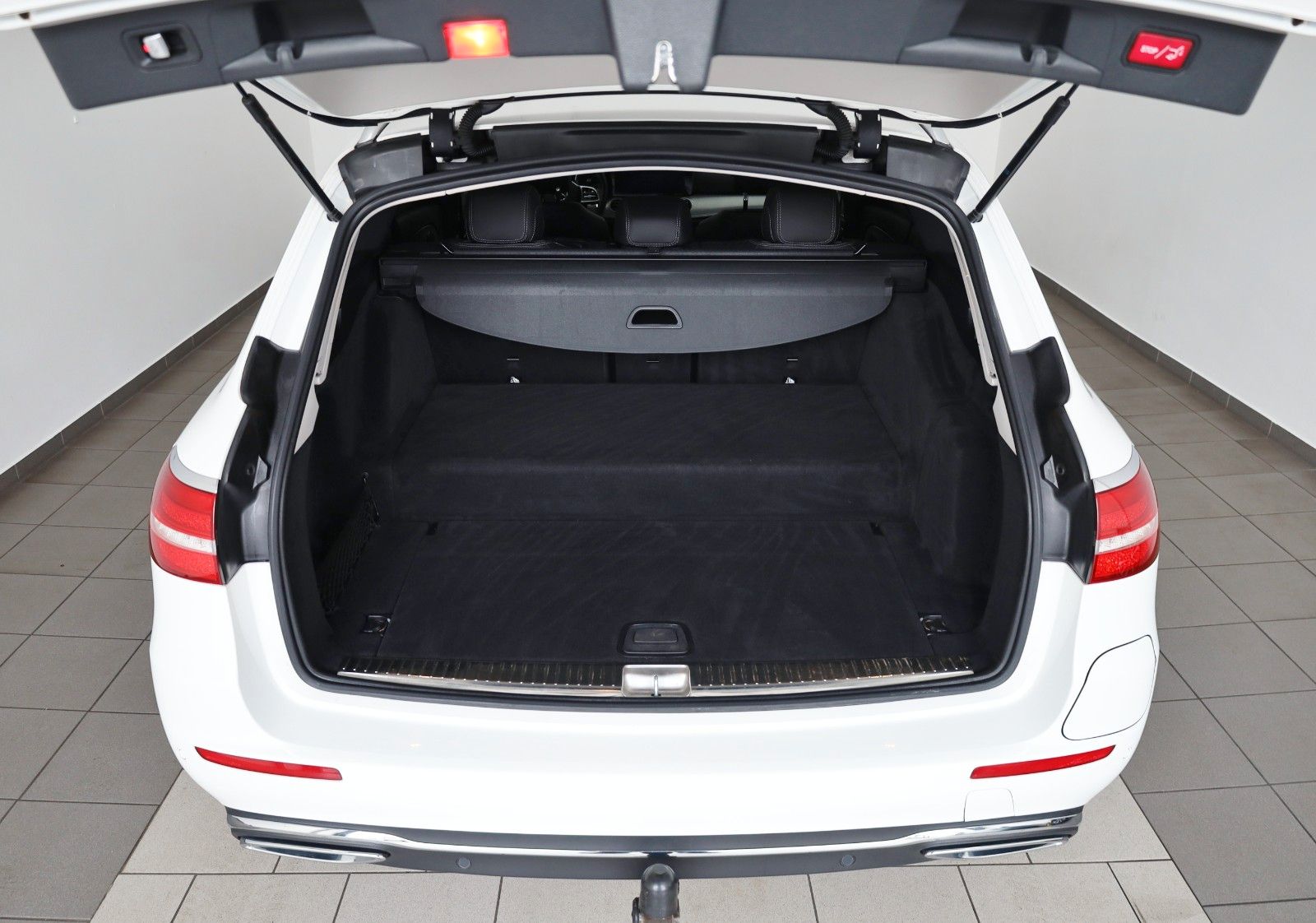 Fahrzeugabbildung Mercedes-Benz E 300de T Avantgarde,Navi,LED,Kamer,SH,AHK,SR+WR