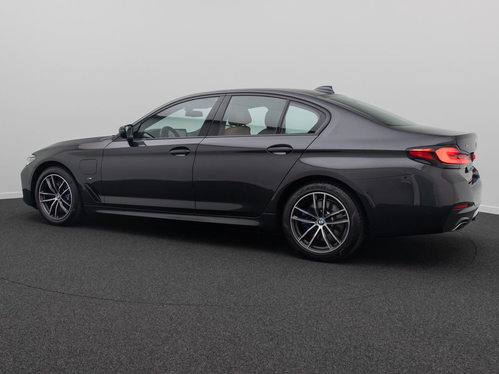 Fahrzeugabbildung BMW 545e xD M Sport 360° HUD H/K DAB AHK Komfort