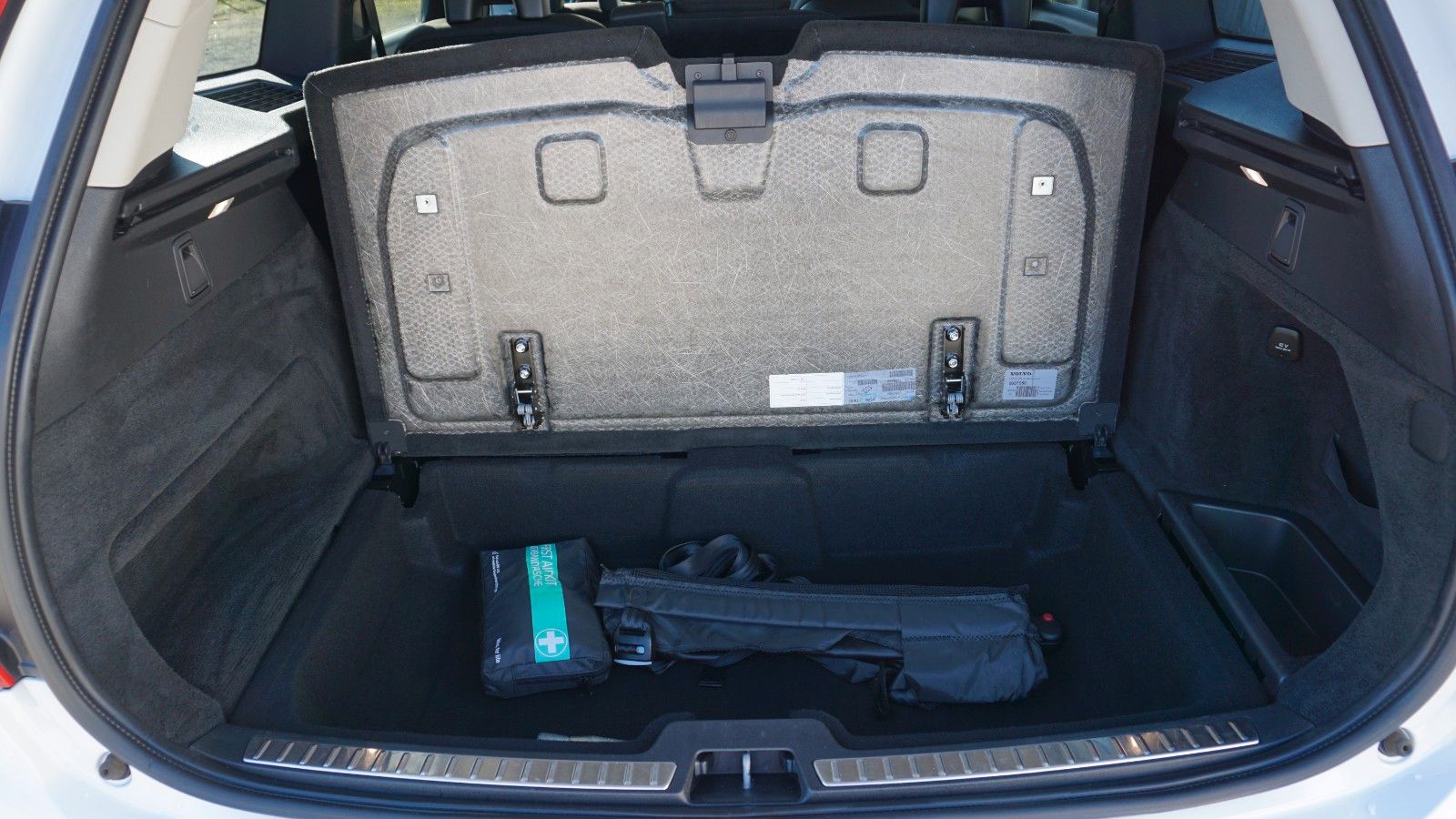 Fahrzeugabbildung Volvo XC90 Momentum AWD, Kamera, Navi, LED