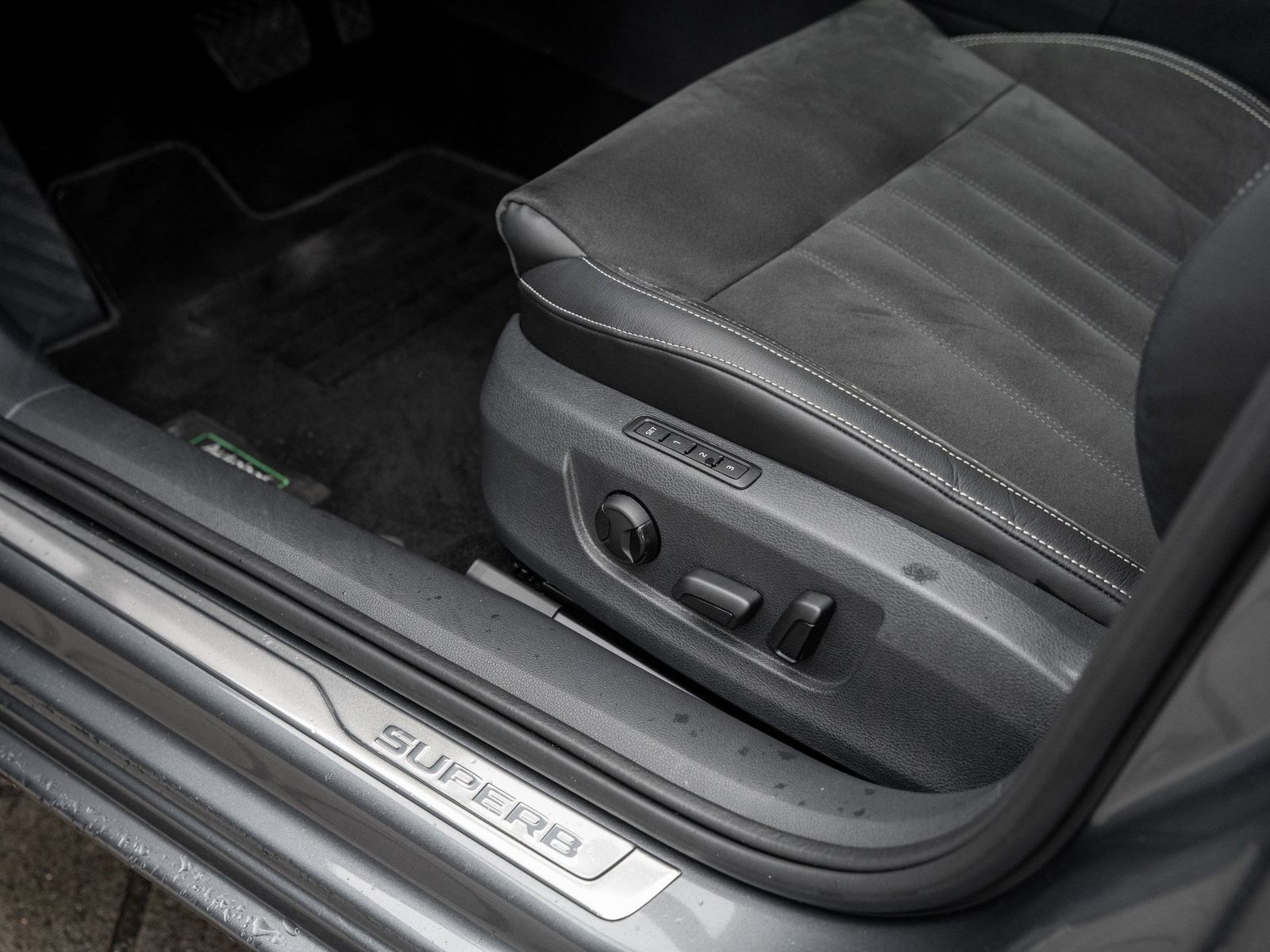 Skoda SUPERB C. STYLE 2.0 TDI DSG 4X4 AHK Kam. Virtual foto 24