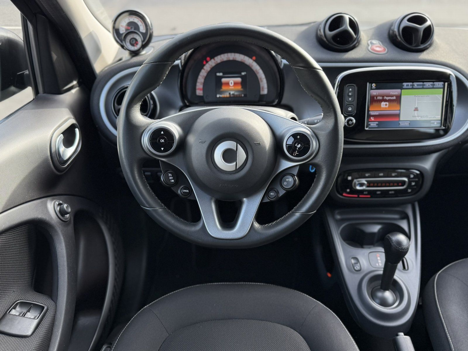 Fahrzeugabbildung Smart forfour*AUTOMATIK*NAVI*PDC*SITZHEIZUNG*