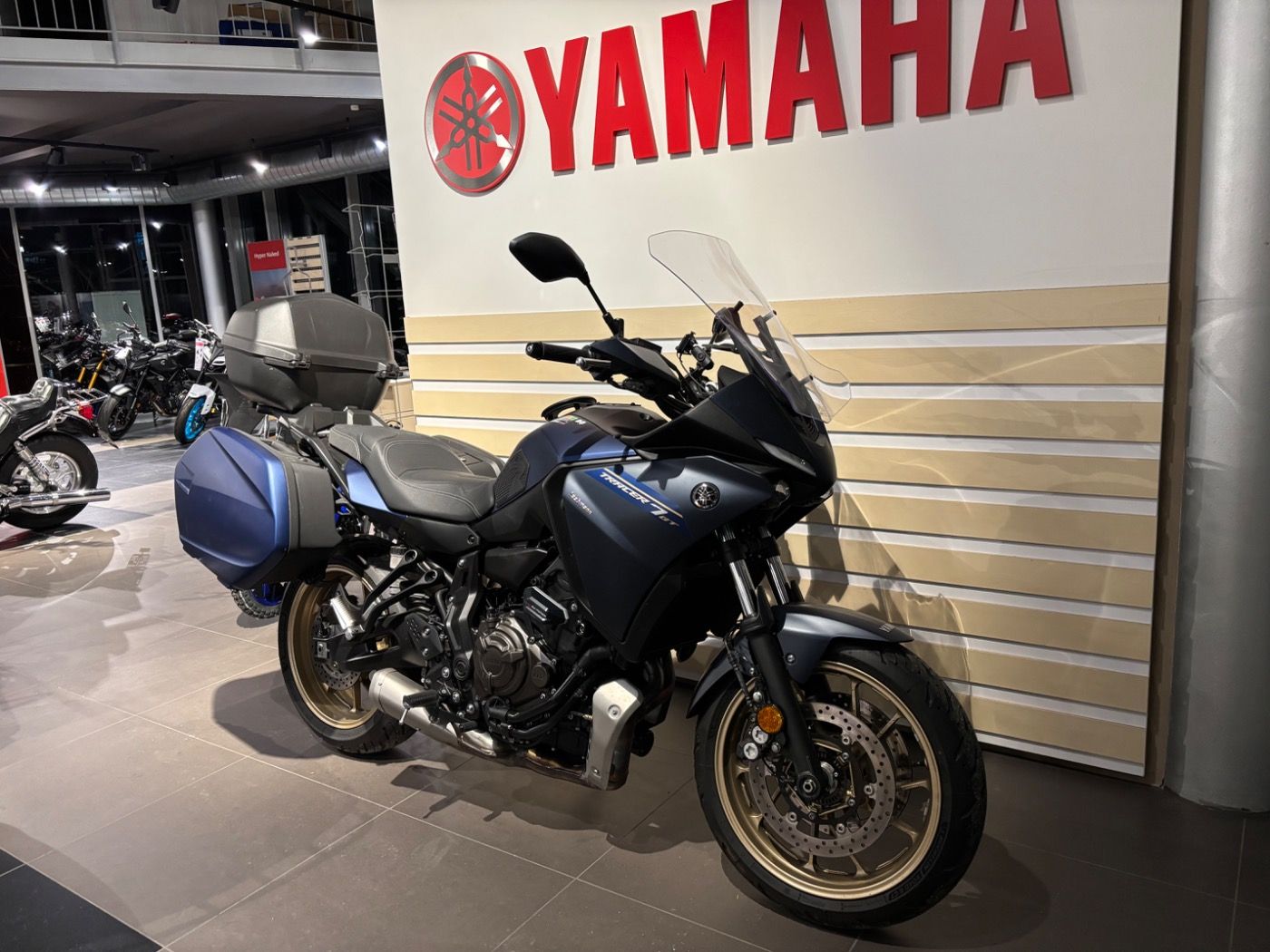 Fahrzeugabbildung Yamaha Tracer 7 GT mit Topcase, Tieferlegung,
