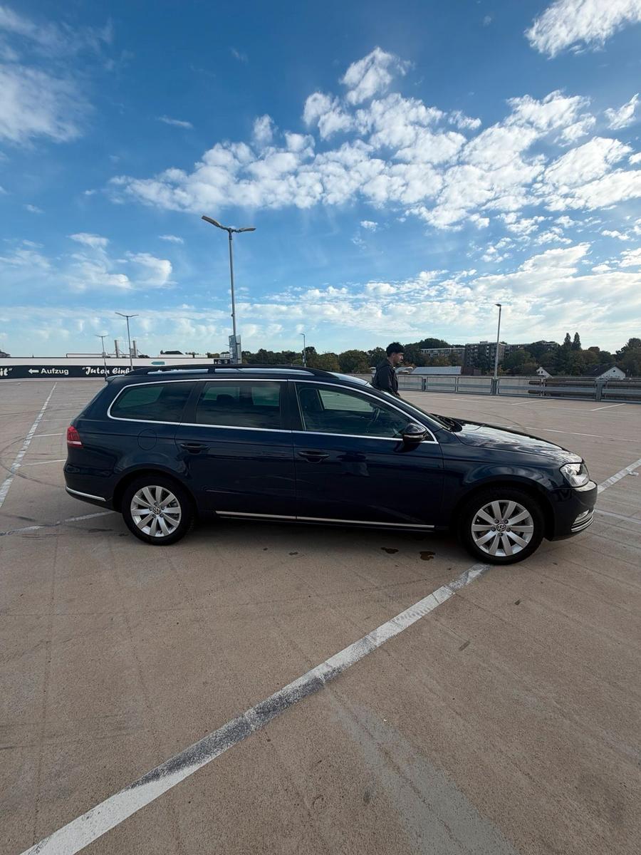 Volkswagen Passat 2011 — interior