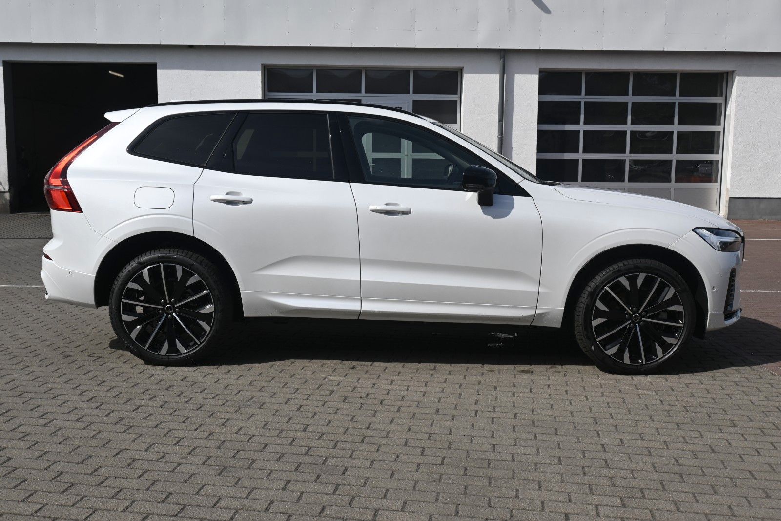 Fahrzeugabbildung Volvo XC60 T8 RC AWD Ultra Dark**360*LUFT*B&W*FACELIFT