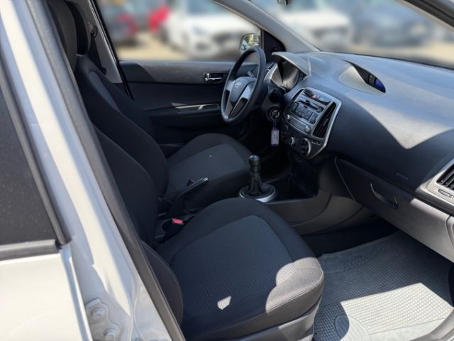 Fahrzeugabbildung Hyundai i20 FIFA World Cup Edition 1.2 +RADIO+CD+SERVOLE