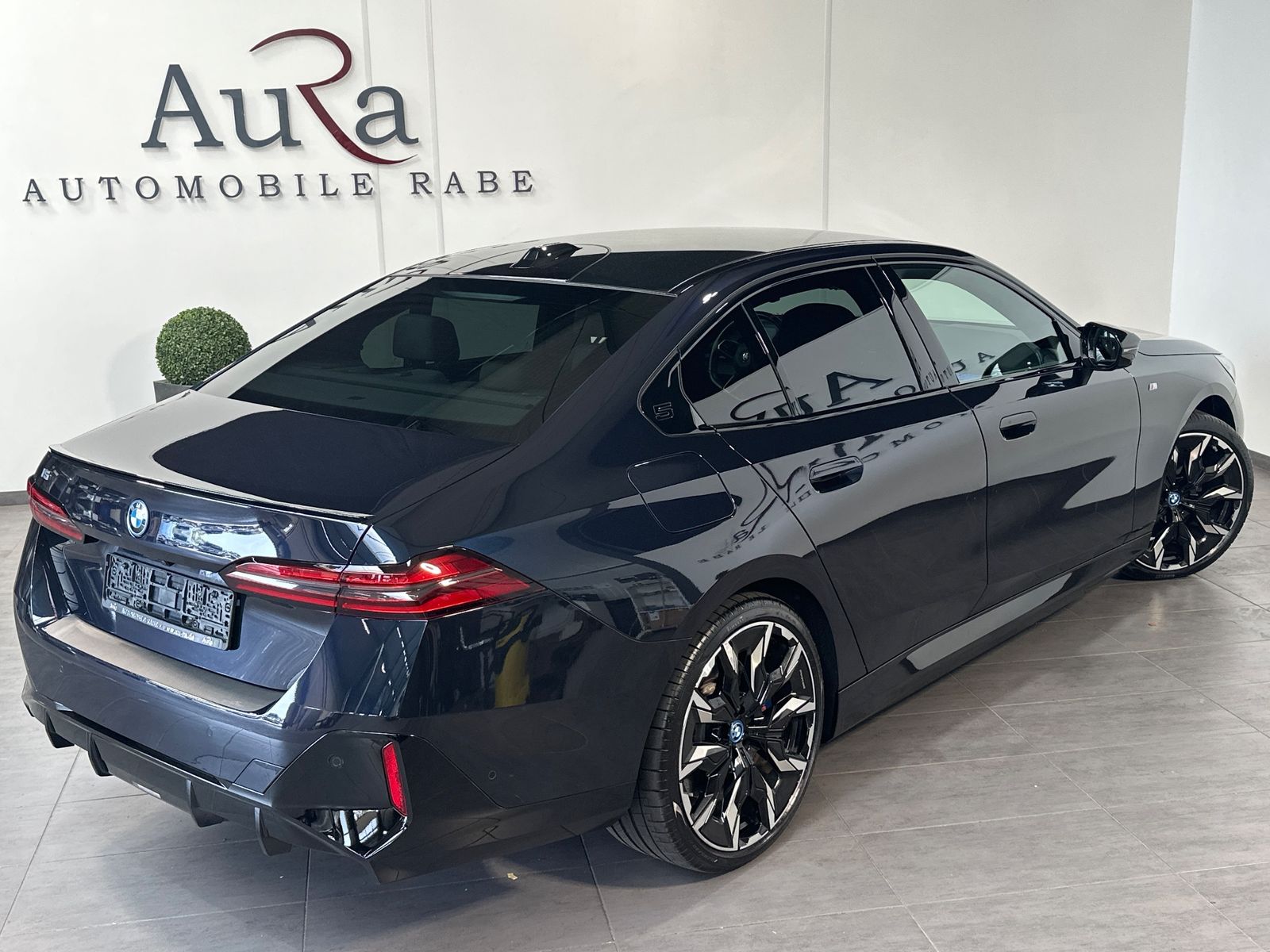 Fahrzeugabbildung BMW i5 M60 xDrive NAV+LED+PANO+AHK+21ZO+360°+DAP+B&W