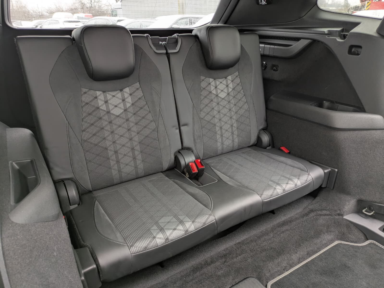 Fahrzeugabbildung Volkswagen Tayron 2.0 TDI 4M R-Line BLACK*7Si*MATRIX*PANO
