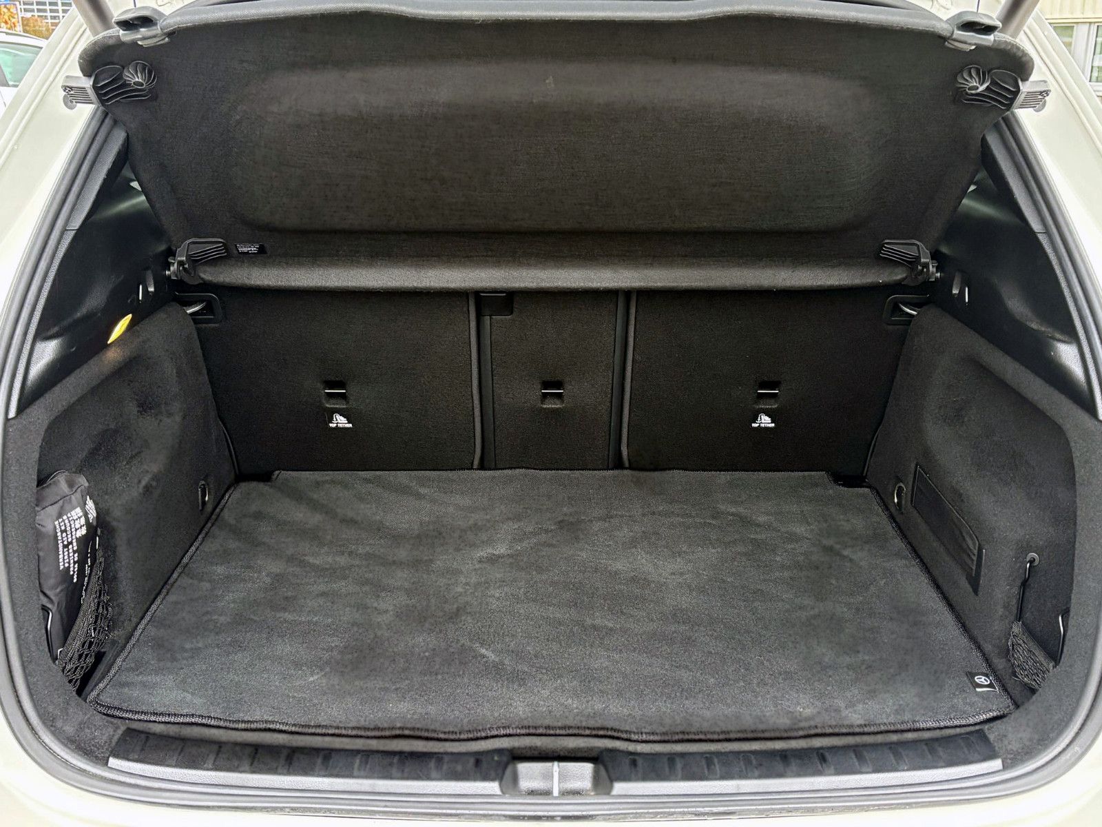 Fahrzeugabbildung Mercedes-Benz GLA250 4Matic Progressiv AHK KAM AMBI SHZ LED BT