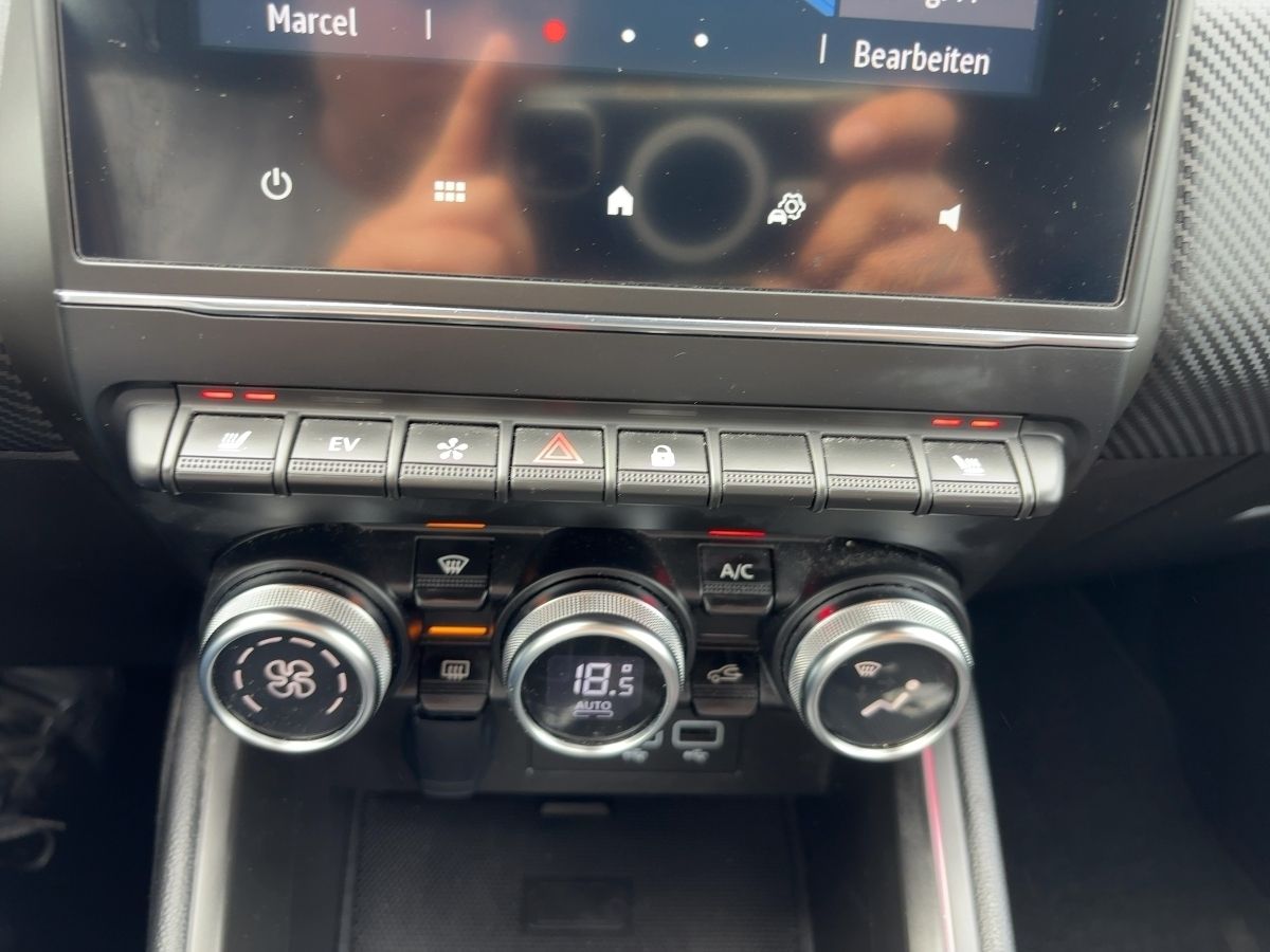 Fahrzeugabbildung Renault Clio R.S. LINE E-TECH 140 Kamera SHZ - mit KI generiert/bearbeitet