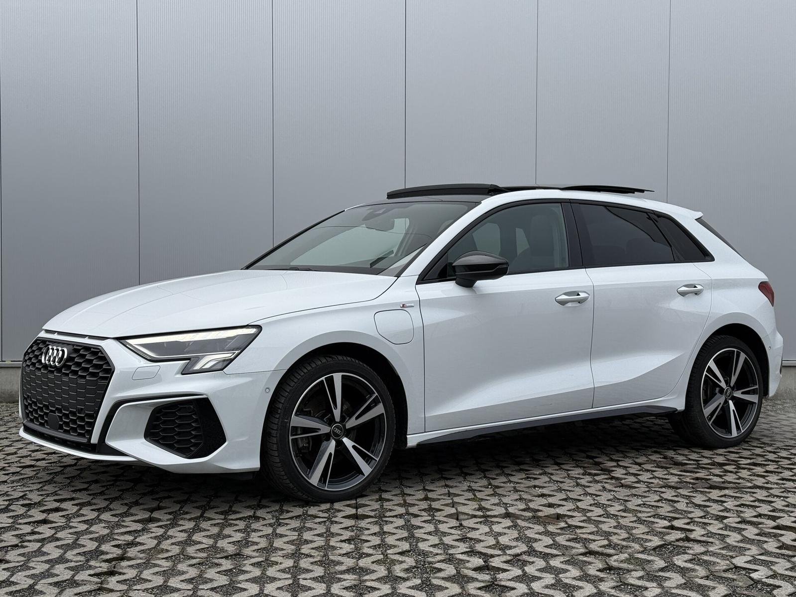 Audi A3 Sportback 40 TFSI S-Line ACC PANO HEAT 18"