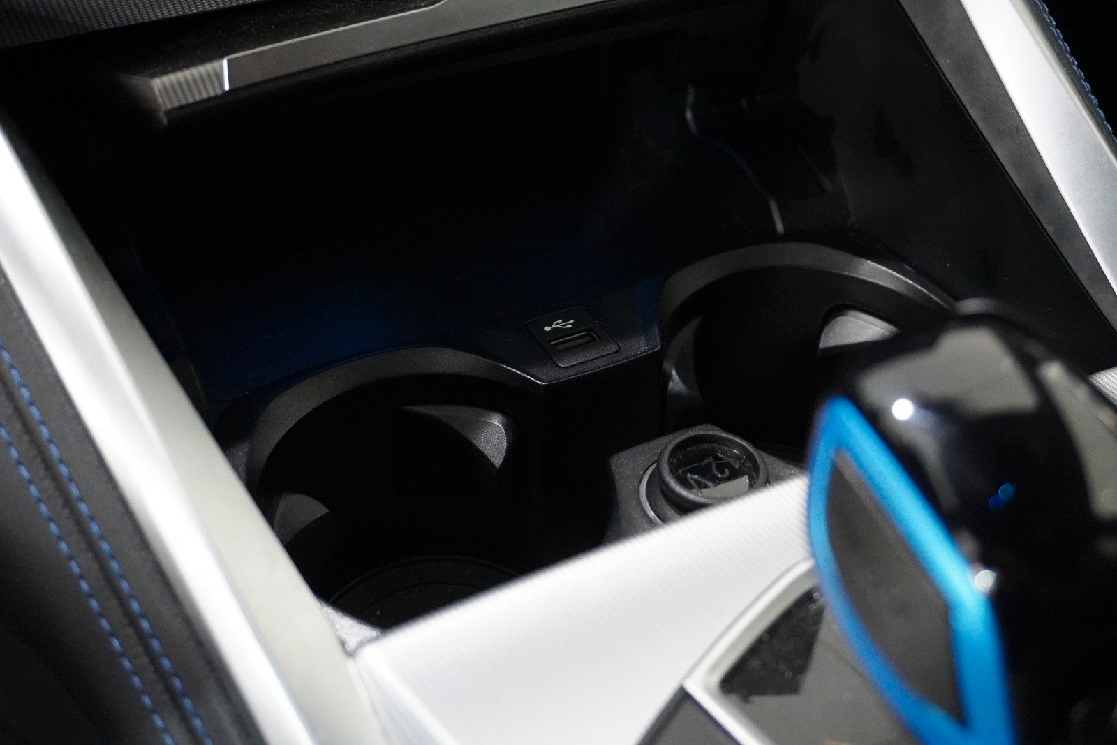Fahrzeugabbildung BMW i4 Gran Coupe 40 eDrive M-SPORT NAVI/LED/360°/SH
