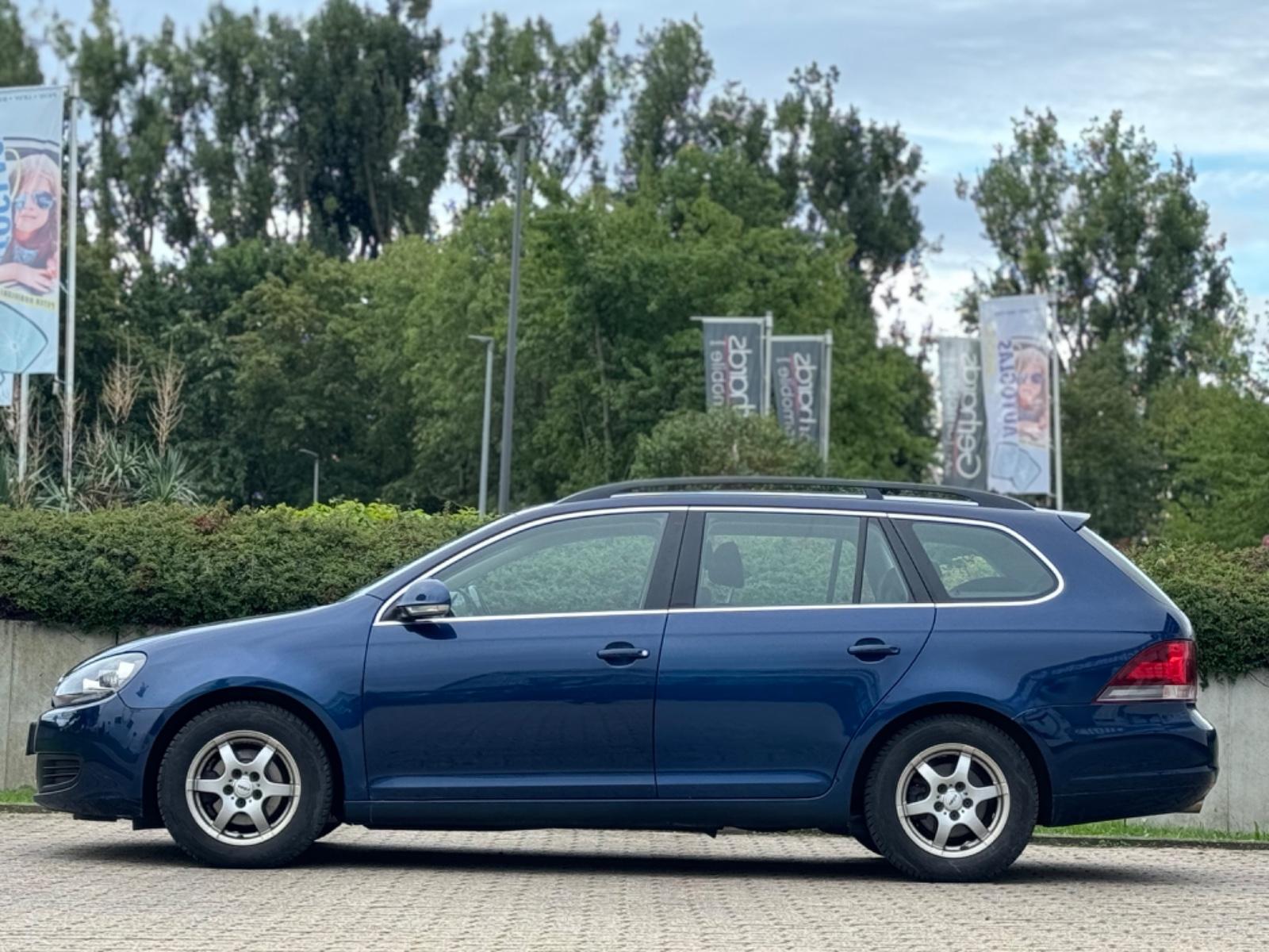 Volkswagen Golf 2011 — rear view