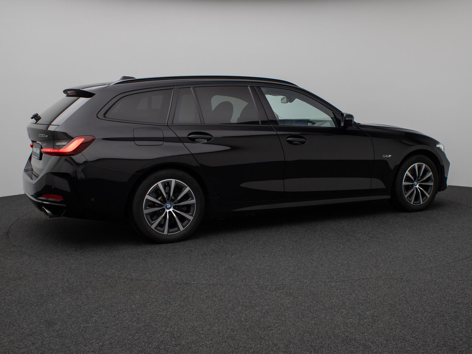 Fahrzeugabbildung BMW 330e Panorama Kamera HUD DAB HiFi Leder Sport