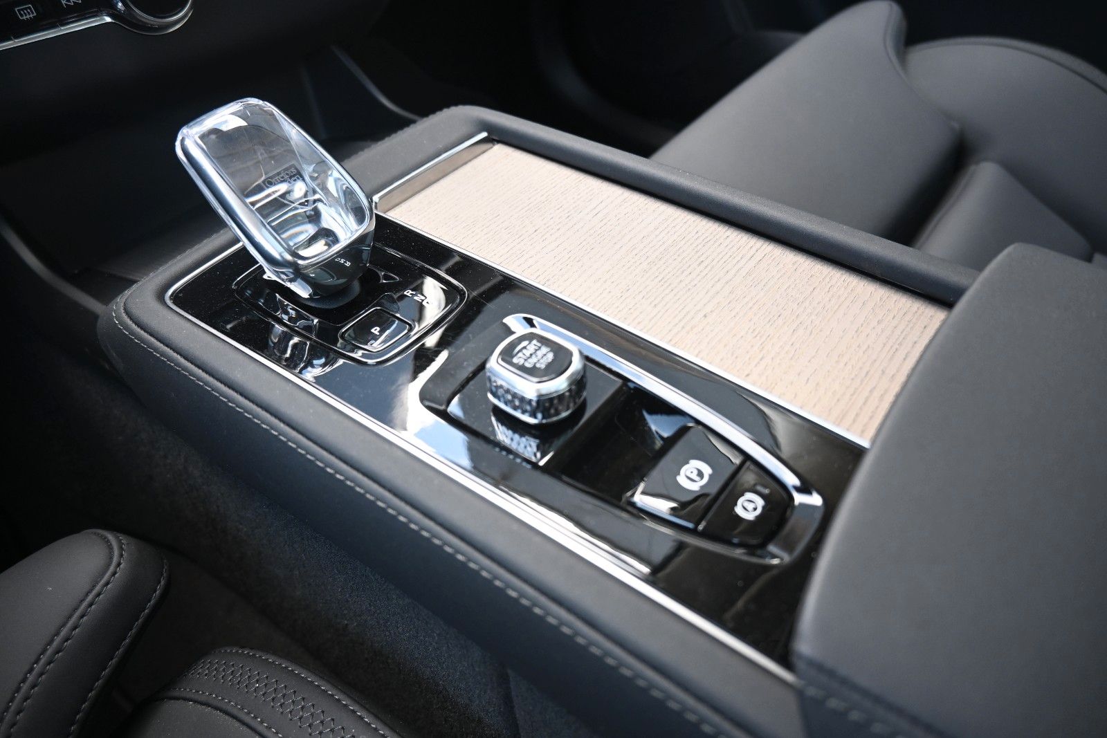 Fahrzeugabbildung Volvo XC90 T8 AWD Plus Dark*PANO*360°*HuD*H&K*ACC