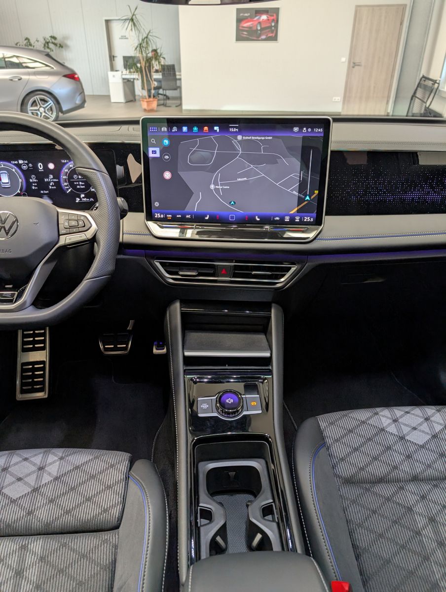 Fahrzeugabbildung Volkswagen Tiguan 2.0TDI R-Line 4M Pano H/K AHK Matrix 20"