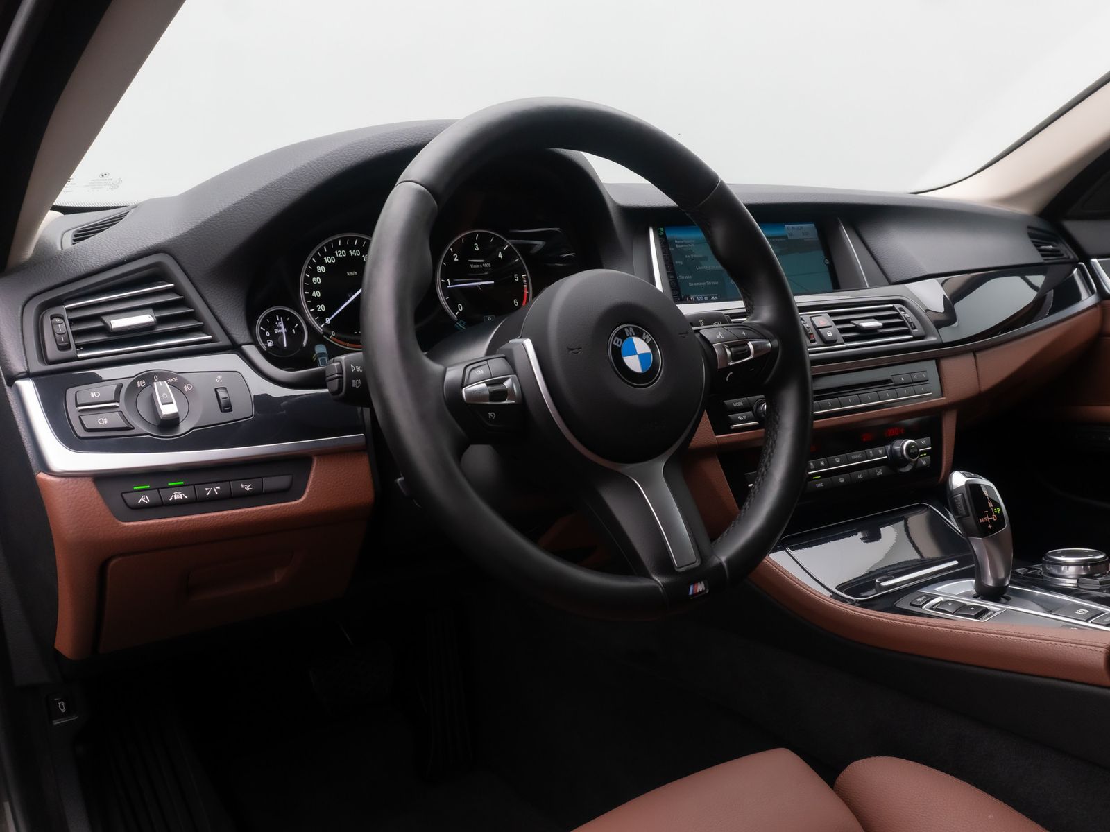 Fahrzeugabbildung BMW 520d HUD Alarm Komfortsitze SoftClose AHK Sport