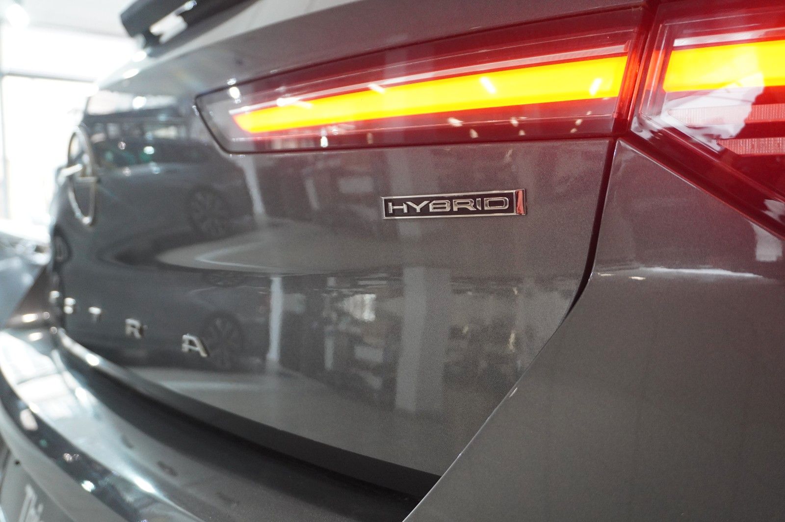 Fahrzeugabbildung Opel Astra L Lim. 1.6 HYBRID BUSINESS NAVI/LED/KAMERA