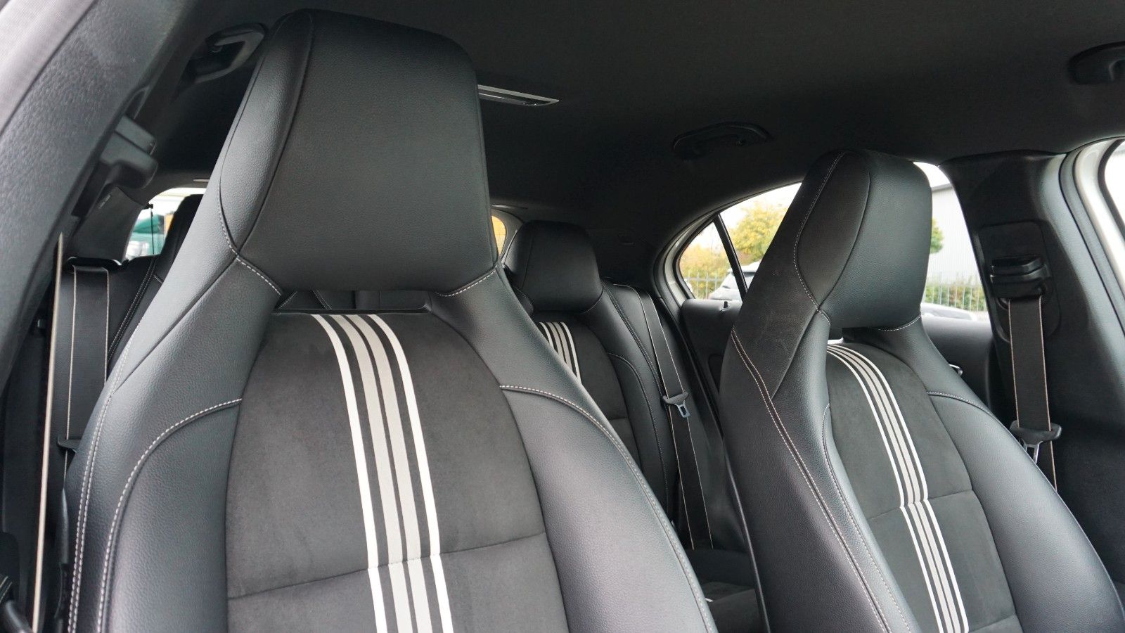 Fahrzeugabbildung Mercedes-Benz A 180d AMG Line T.Leder,LED, Navi,SH,PDC