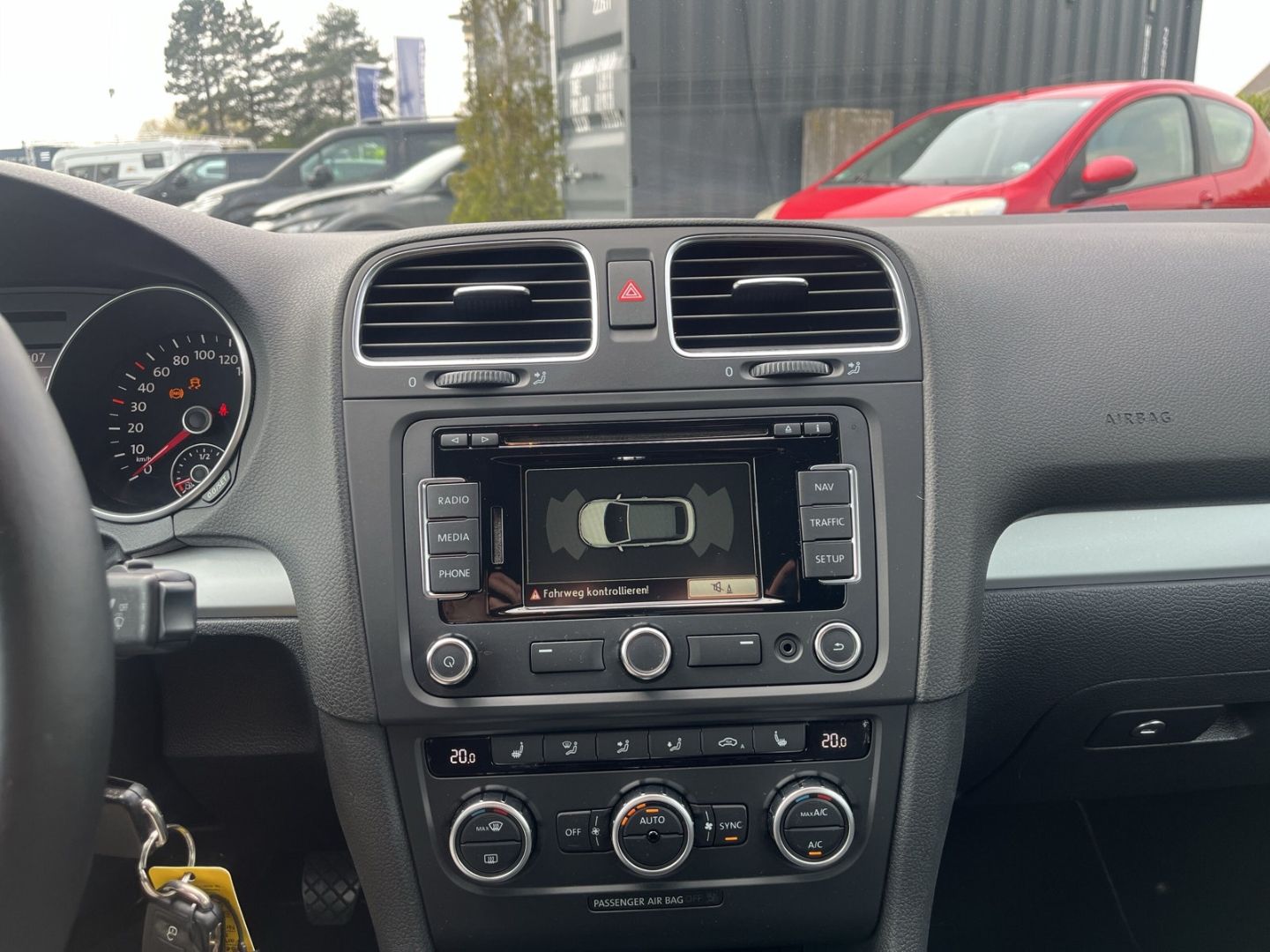 Fahrzeugabbildung Volkswagen Golf VI Basis BMT 1.2 TSI Cabrio Navi SHZ Temp