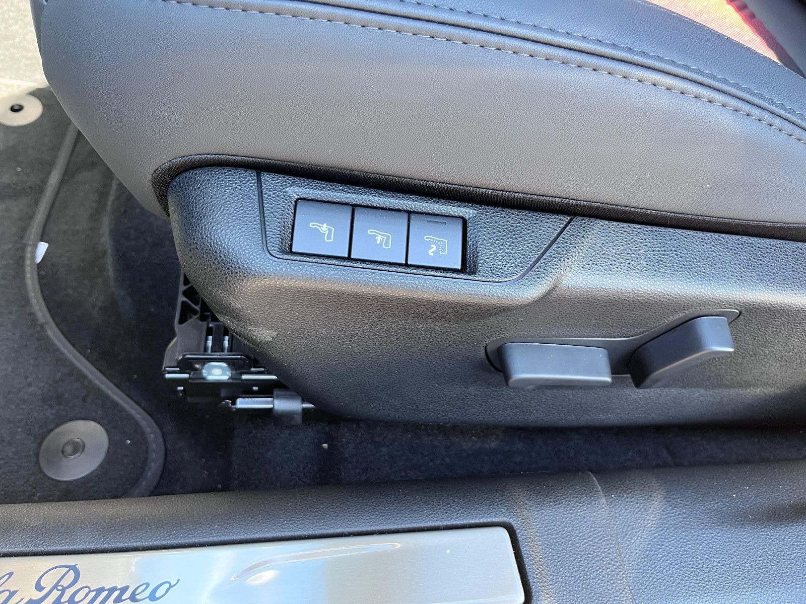 Fahrzeugabbildung Alfa Romeo Junior Ibrida 1.2 VGT 48V-Hybrid 107 kW Ti