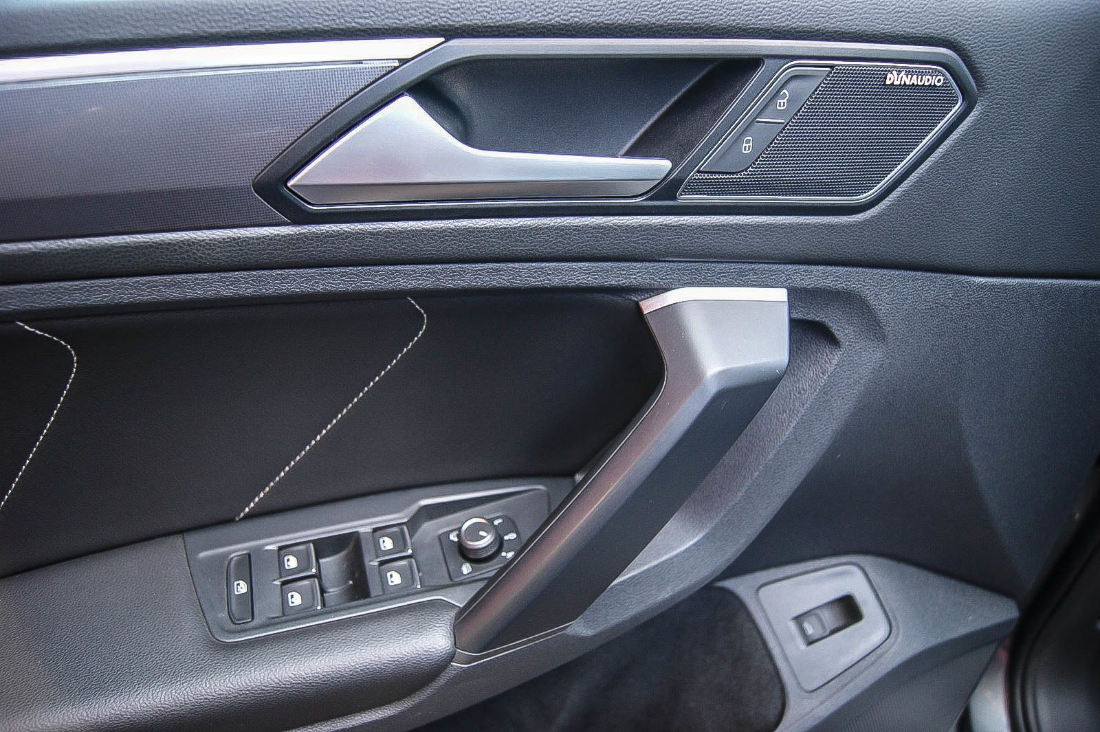 Fahrzeugabbildung Volkswagen Tiguan 20TDI 4Motion R-LINE BLACK STHZG LED ANHZ