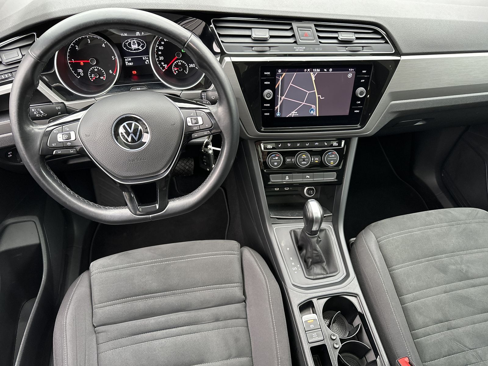 Fahrzeugabbildung Volkswagen Touran 2.0 TDI DSG Comfortline NAV+LED+ACC+PANO