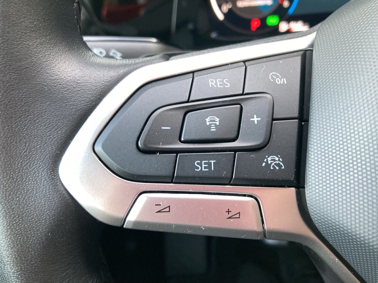 Fahrzeugabbildung Volkswagen Golf VIII Variant TDI Style DSG LED Navi ACC PDC