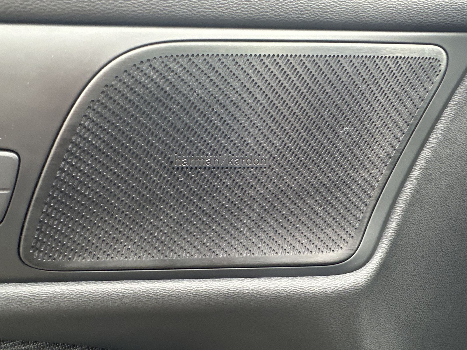 Fahrzeugabbildung Volvo V60 Inscription Hybrid AWD NAV+LED+PANO+AHK+H&K