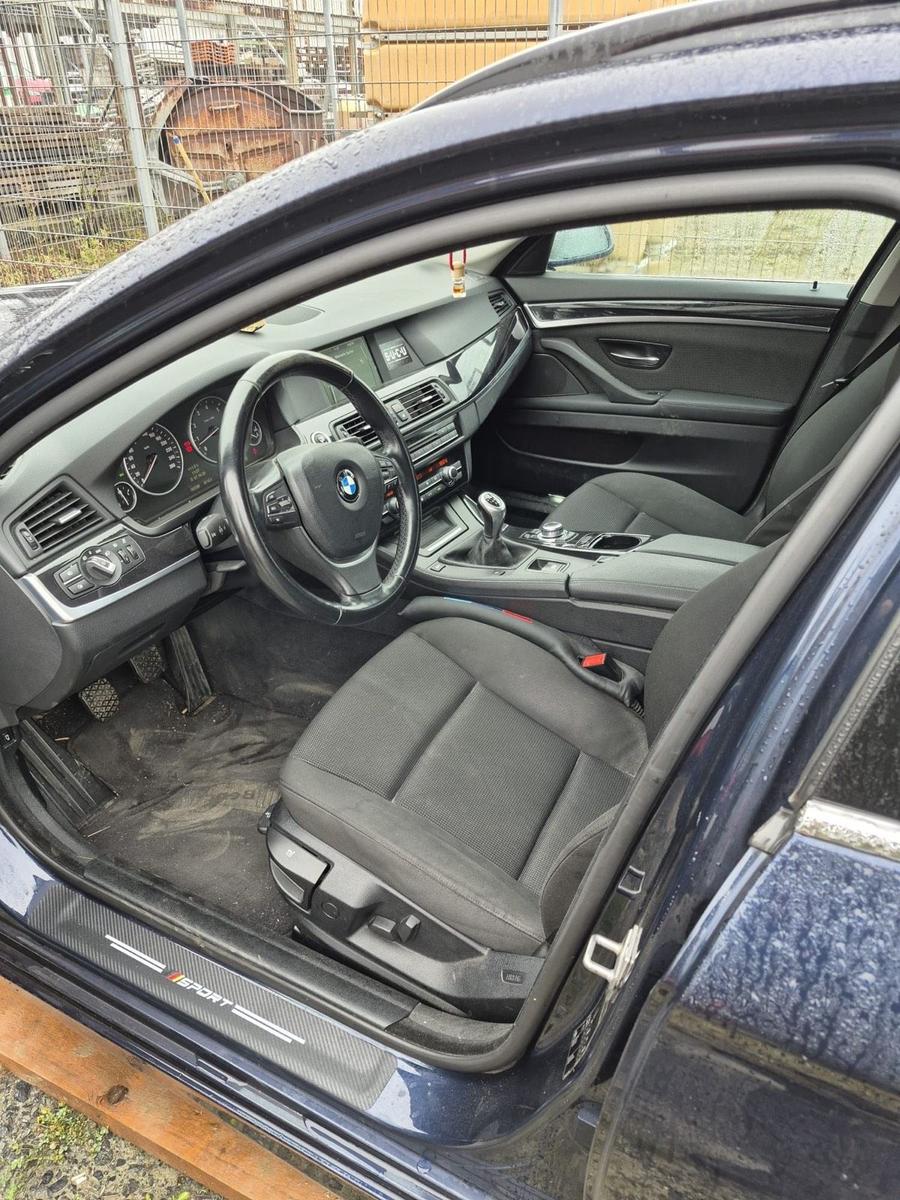 BMW  2011 — interior