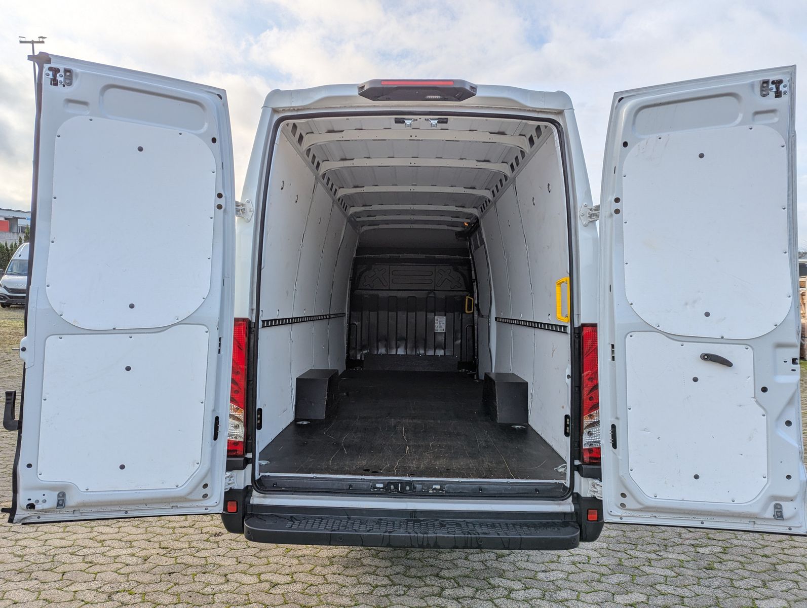 Fahrzeugabbildung Iveco Daily 35S18V4100L 3.0L Dach/Holzboden Kamera Kli