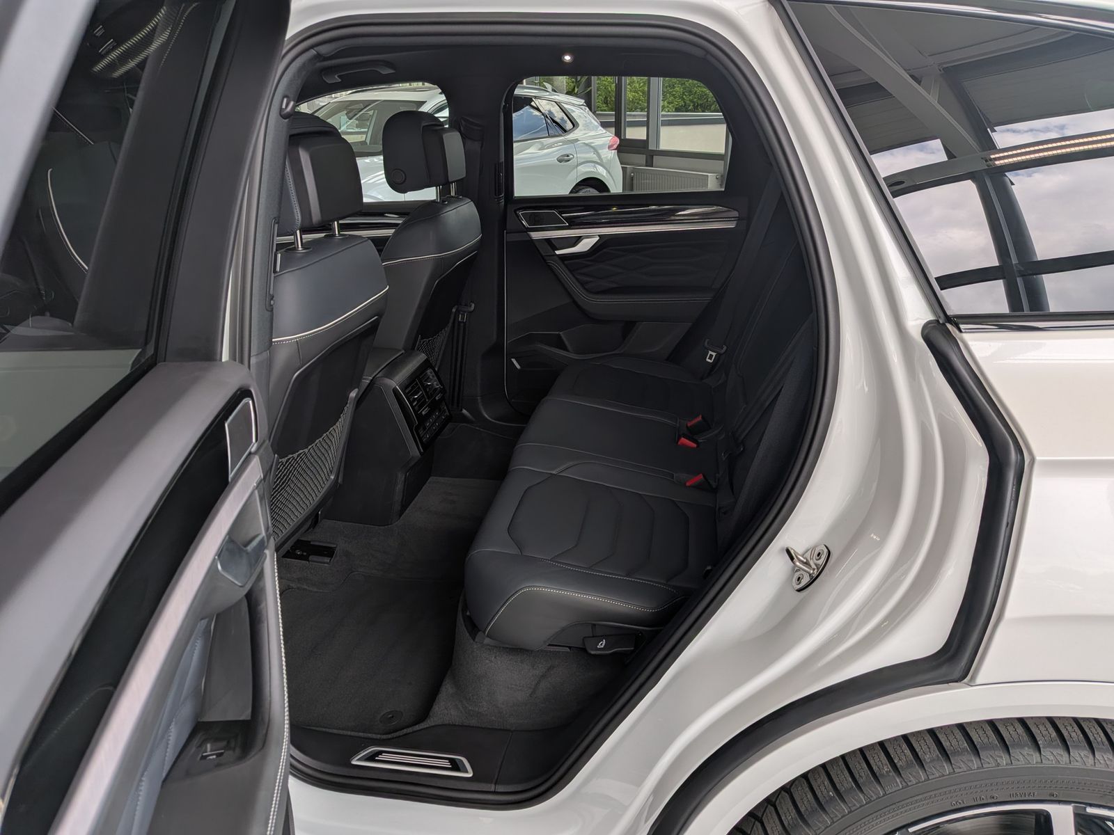 Fahrzeugabbildung Volkswagen Touareg 3.0TDI 4M R-Line VOLL Black 22" UPE 114T