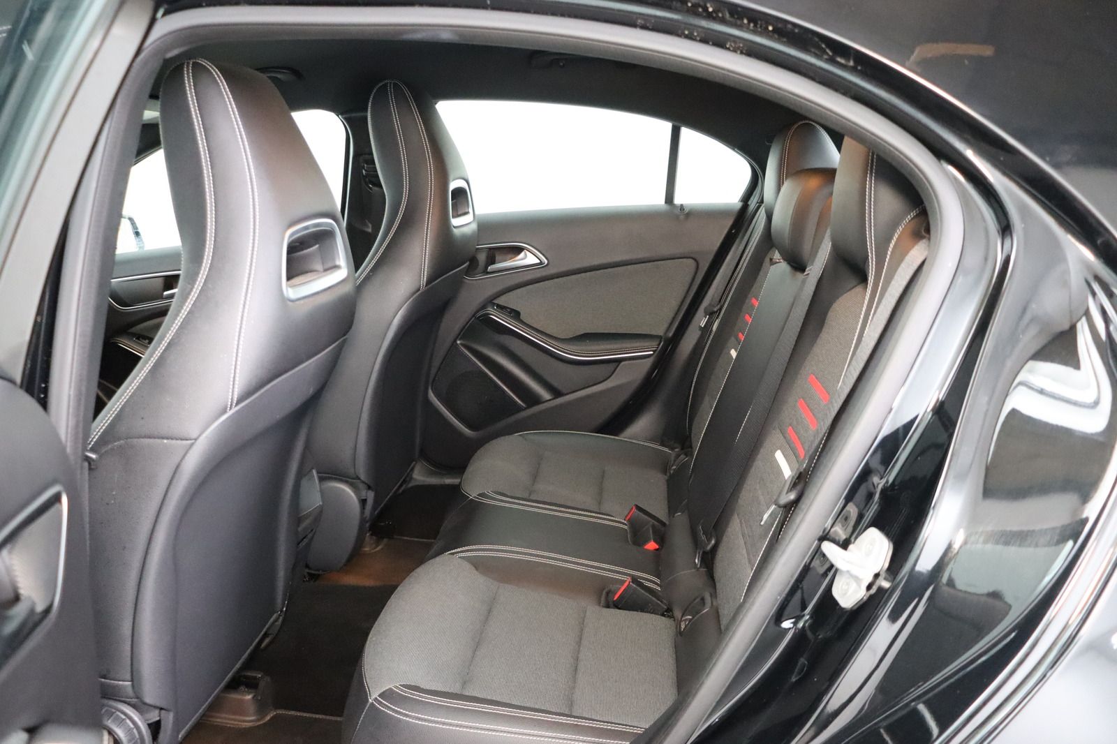 Fahrzeugabbildung Mercedes-Benz A 180 d * Navi * PDC * HU/AU neu