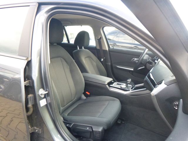 Fahrzeugabbildung BMW 320 i Touring >AUT/AHK/R-Kamera/PDC/LED<