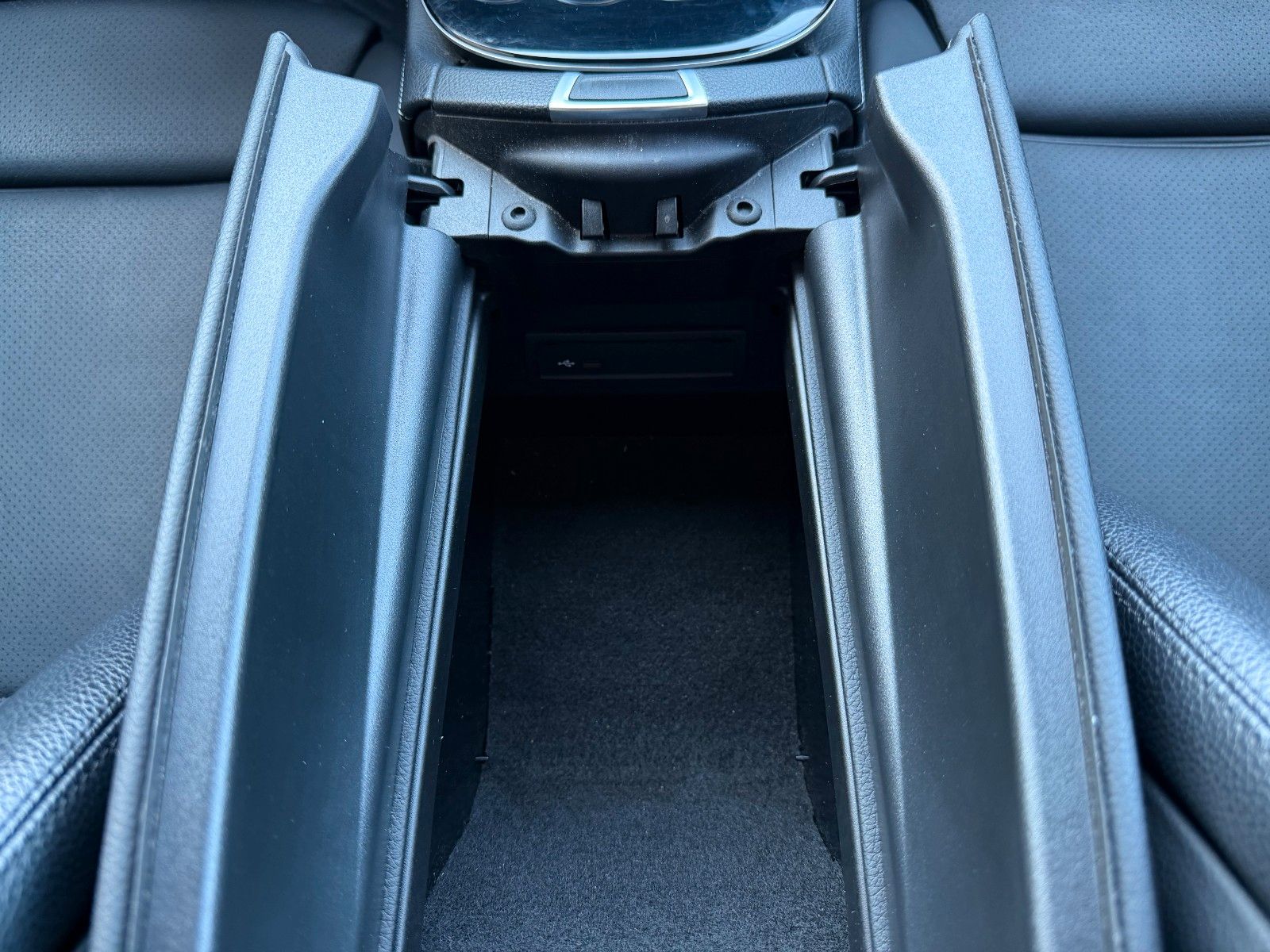 Fahrzeugabbildung Mercedes-Benz E 220d T Avantgarde+RKamera+Leder+Taxi
