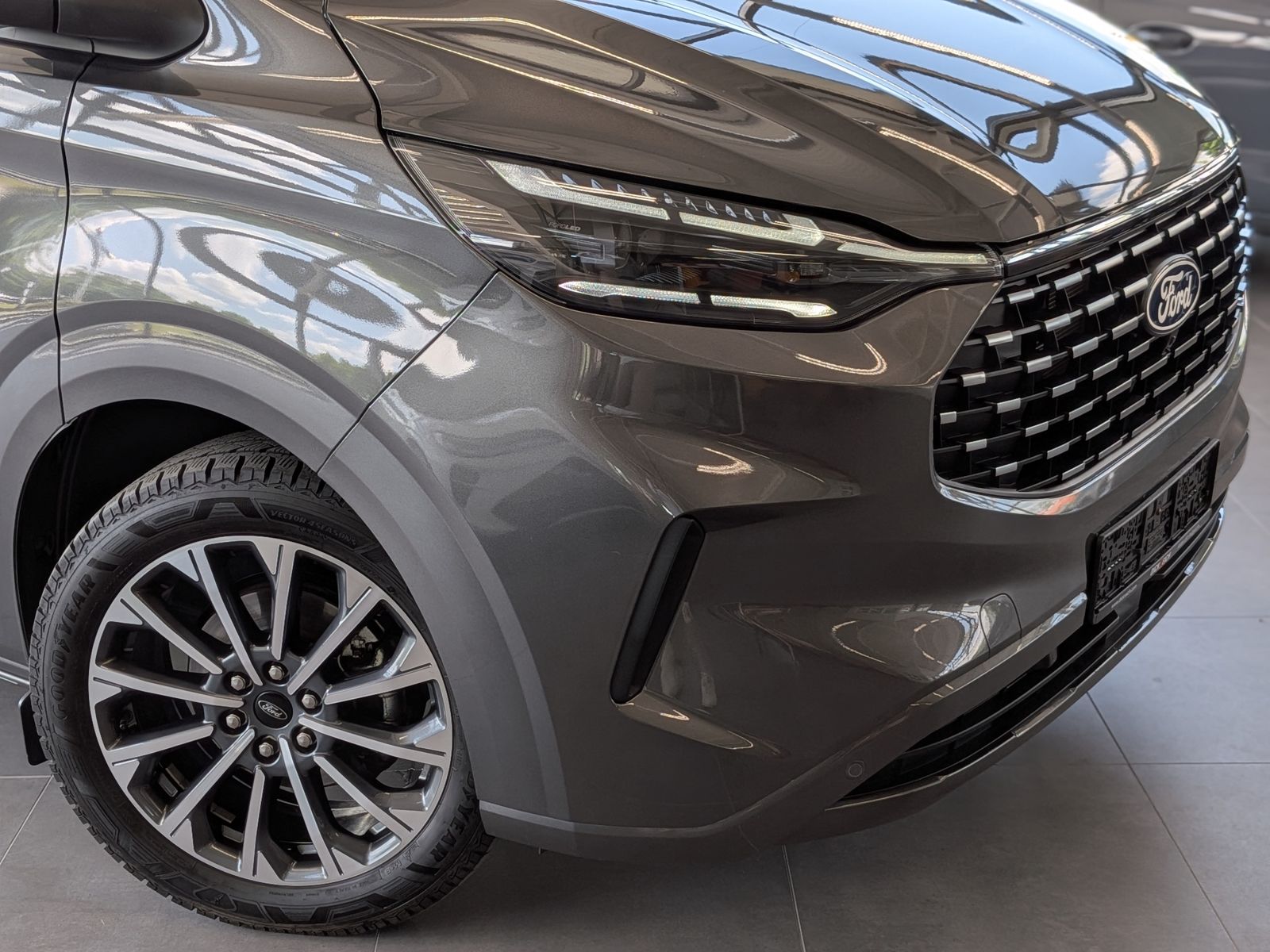 Fahrzeugabbildung Ford Tourneo Custom 320 Titaniu-X Leder Pano StHz AHK