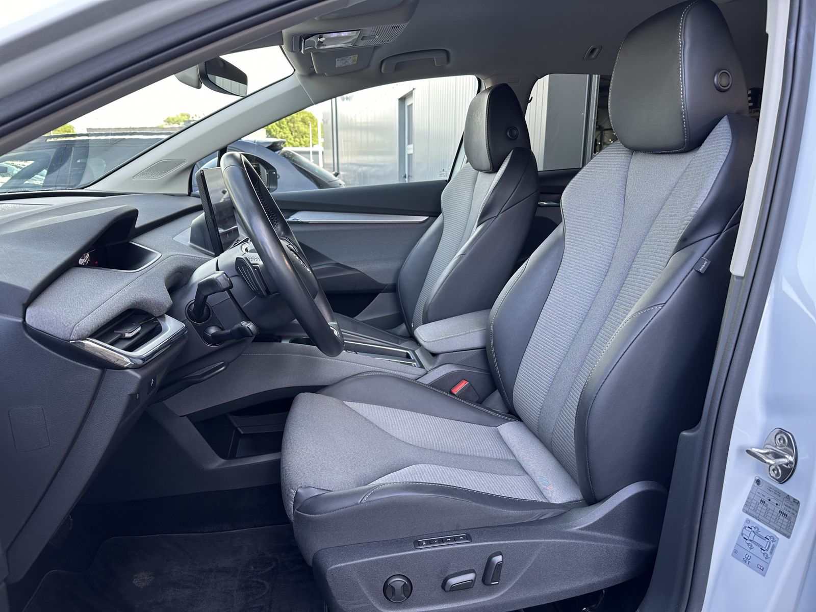 Fahrzeugabbildung SKODA Enyaq 80 Loft NAV+LED+ACC+VCOCKPIT+CARPLAY+20ZO