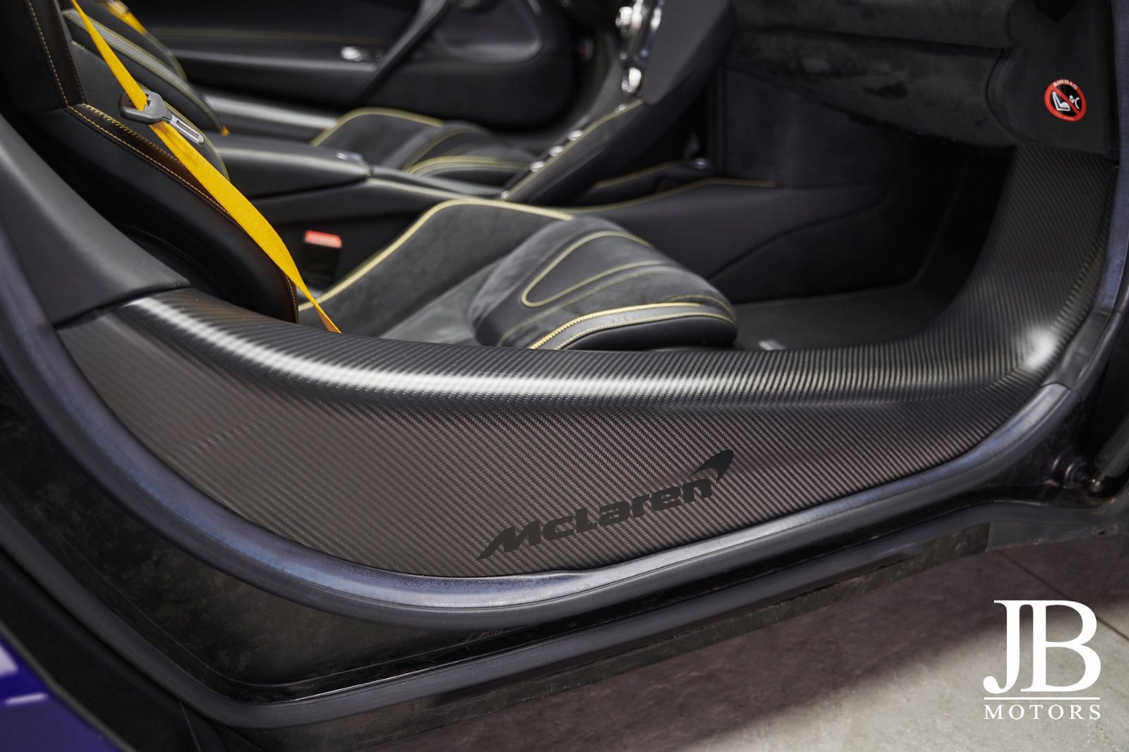 Fahrzeugabbildung McLaren 720s Spider MSO Carbon B&W Sound Lift Novitec